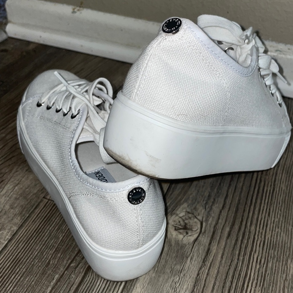 Steve Madden Women's Elore White Platform
Flatform Sneaker